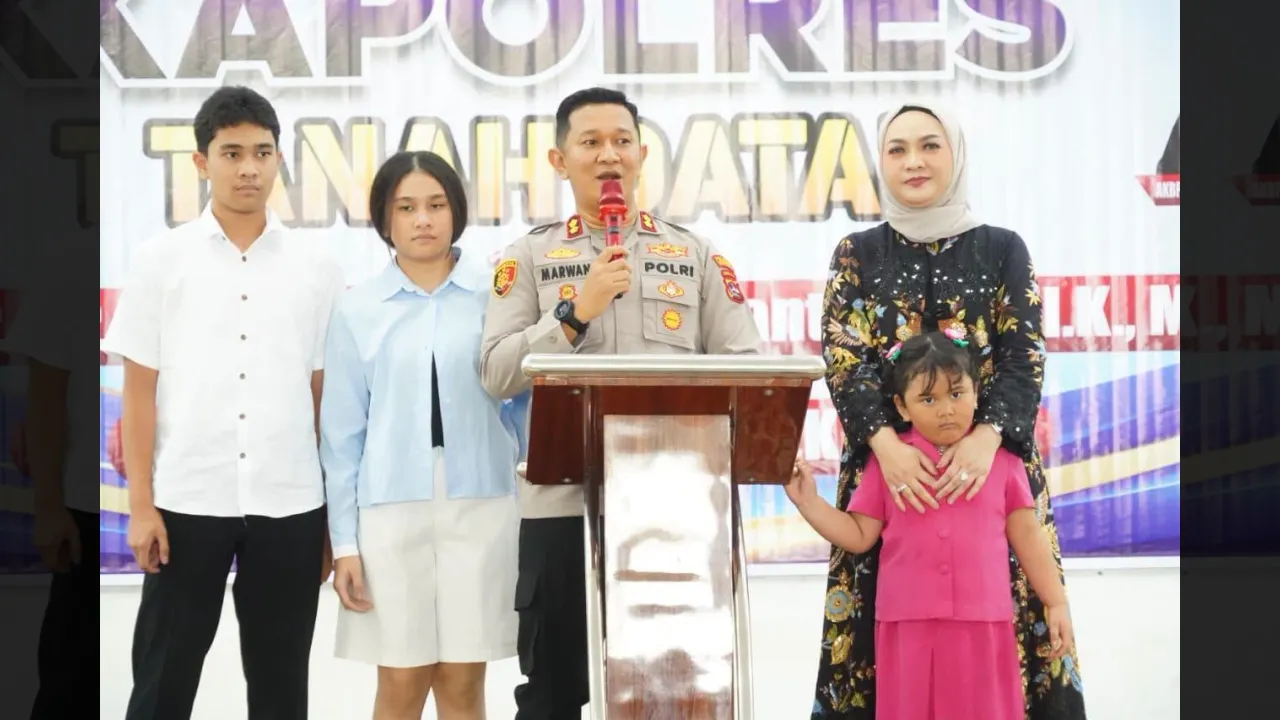 Kapolres Tanah Datar yang baru AKBP. Marwan Fajrin dan keluarga